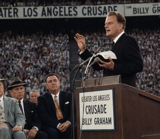 hij wilde met 9 gangsters Billy Graham vermoorden maar God greep in